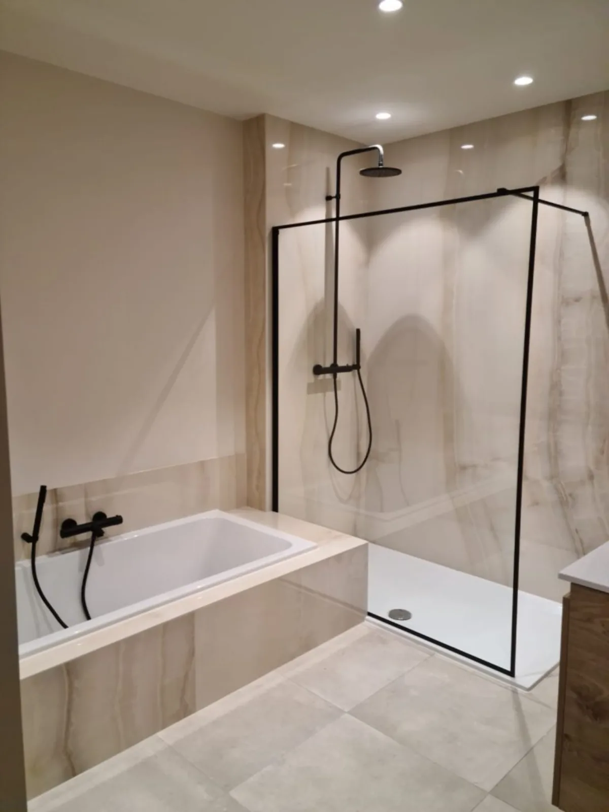 Moderne badkamerrenovatie met inloopdouche en ligbad door Artur Niko in Ieper