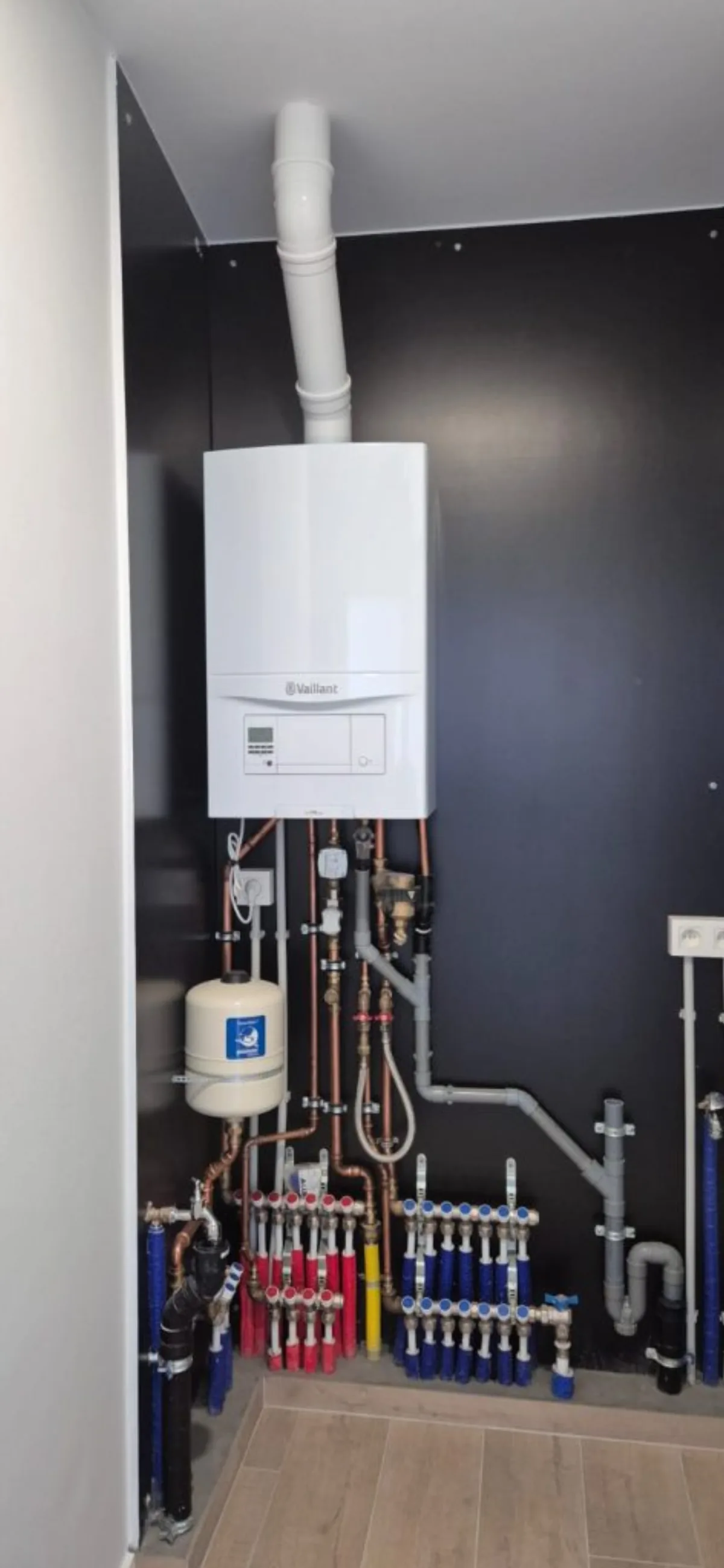 Vaillant CV-ketel met collector voor vloerverwarming, geïnstalleerd door Artur Niko in Ieper